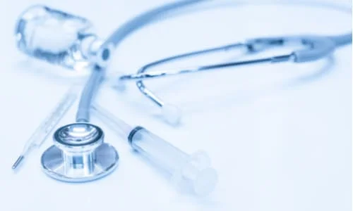 Стетоскоп и шприц на столе